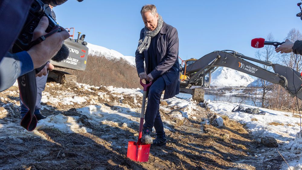 Samferdselsminister Jon-Ivar Nygård tok første spadetak i dag, tirsdag.
