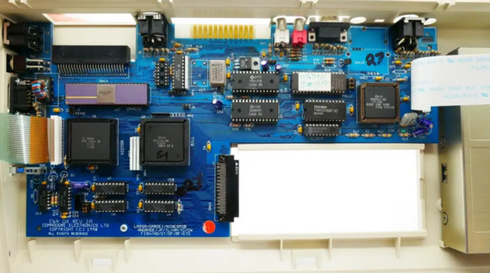 Inne i Commodore 65 fantes blant annet mikroprosessoren CSG 65CE02, og Vic III-grafikkretsen CSG 4567 R5. 