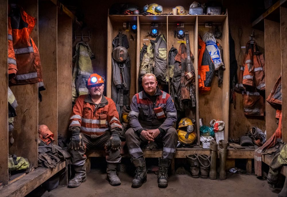 Tommy Albrigtsen og Simen Lindsnes jobber i Gruve 7 på Svalbard. De er ikke begeistret over beslutningen om å legge ned driften.