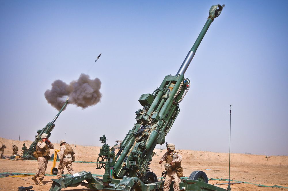 Soldater fra det amerikanske marinekorpset skyter M982 Excalibur med M777-artilleri i Helmand-provinsen i Afghanistan i 2011.