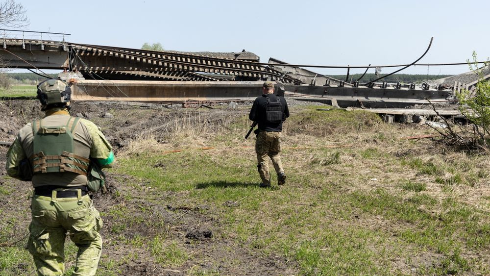 Ukrainske soldater ved en ødelagt toglinje nær Sviatohirsk. Microsofts tall viser at mange russiske dataangrep kom samtidig som fysiske angrep på infrastruktur. 