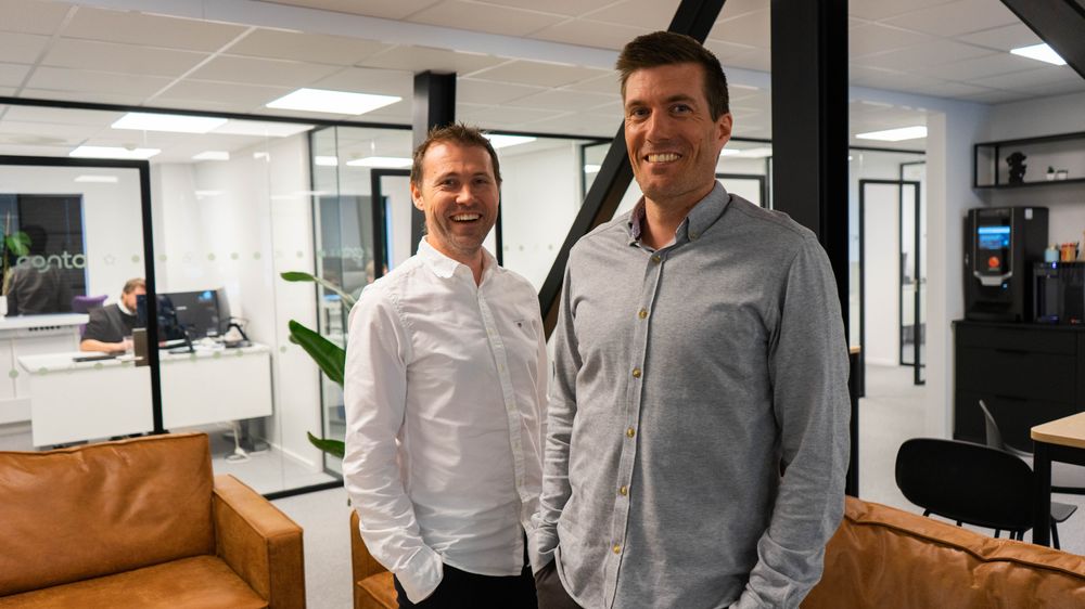 Contas daglige leder Jan-Tore Holen (t.v.) og Tritts Runar Kristiansen Halse satser på å bli store på lønn og en attraktiv arbeidsplass for utviklere i Ålesund.