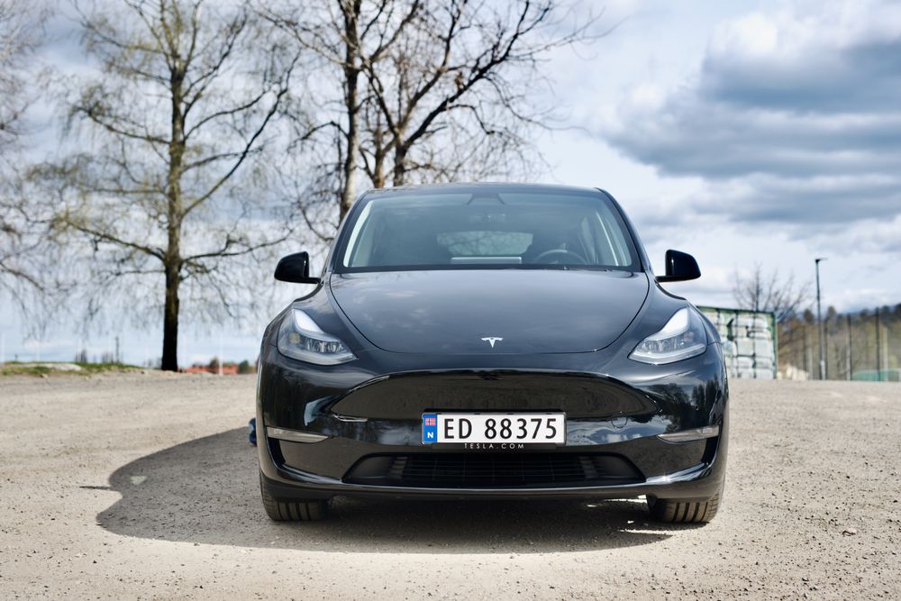 Tesla Model Y Performance ble levert ut til de første norske kundene fredag. Her står bilen på Ekeberg.