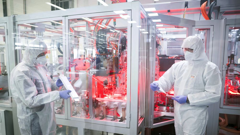 Prosessingeniører ved en batterifabrikk inspiserer celler fra produksjonen.