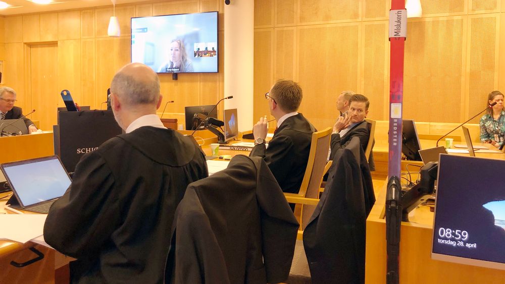 Rottefella-sjef Torstein Myklebostad kaster et blikk over skulderen i retten.