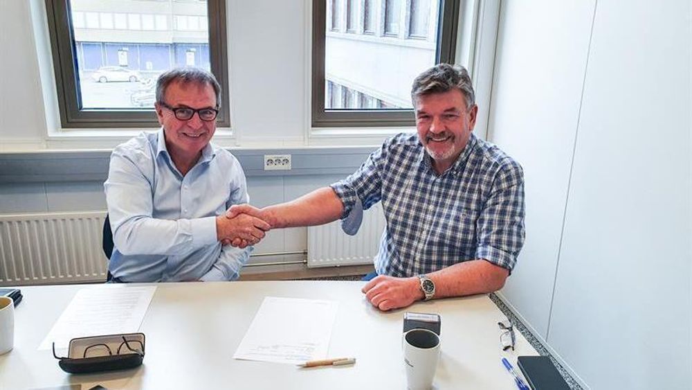 Vant kontrakt: Dag Søbstad (t.v.) og Olaf Rovik signerer kontrakten om bygging av strekningen Tanem-Tulluan.