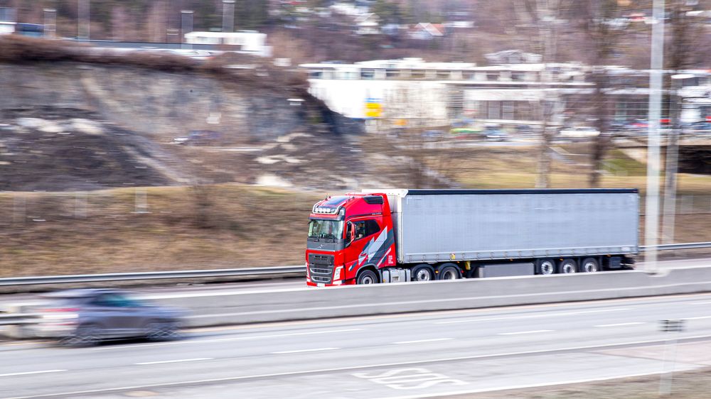 Nesten 60 prosent av total daglig kjørelengde i Norge utført av nyere lastebiler har en daglig turlengde på 300 kilometer eller mindre. Med de bilene som allerede er på markedet, går det greit å kjøre 20-30 mil i nær fremtid, sier forskerne.