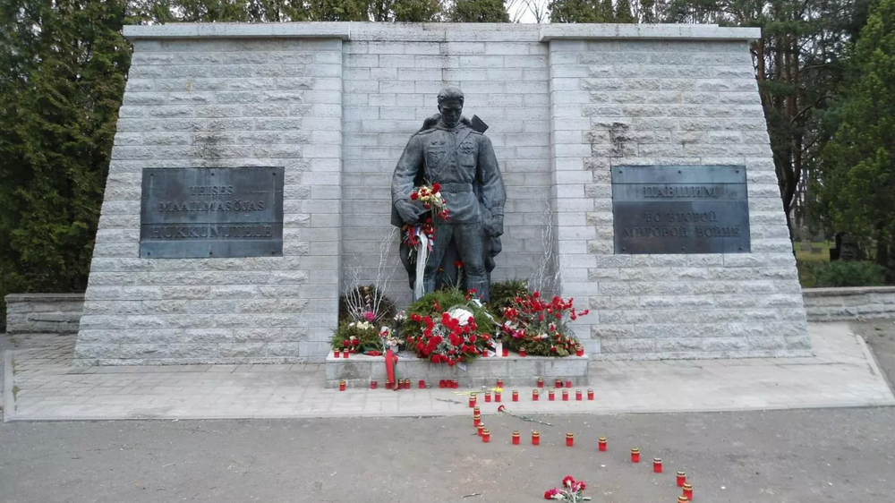 Bronsesoldaten er et minnesmerke over sovjetiske soldater som døde under andre verdenskrig. Den sto i Tallinn fram til det ble bestemt at den skulle flyttes til hærens kirkegård. 