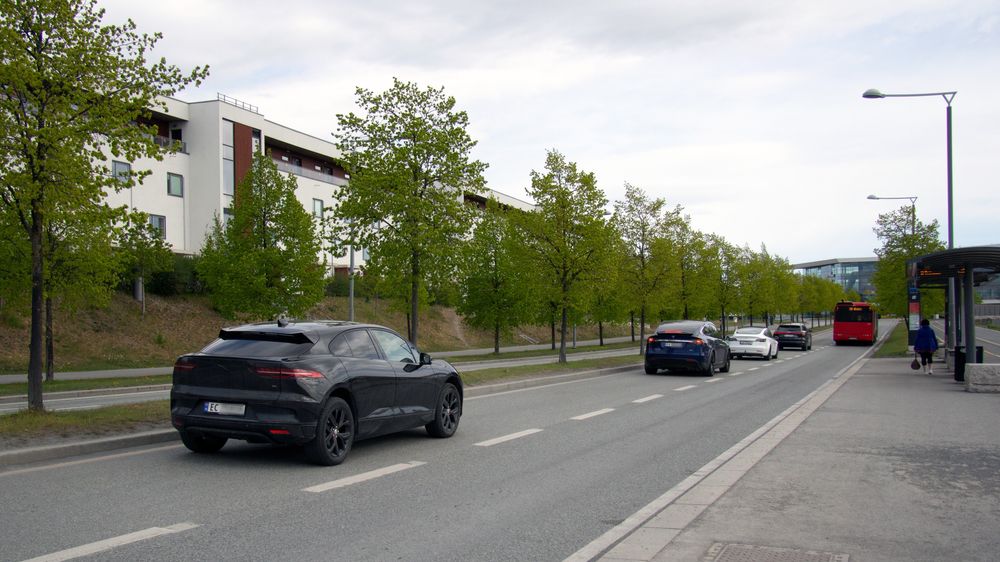 Elbiler i flertall i morgenrushet på en vei på Fornebu, like ved området der Fornebu stasjon bygges.