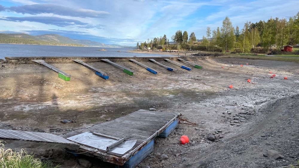 Det har i lang tid vært svært lite nedbør på Østlandet. Vannstanden i Mjøsa er lav og småbåthavna ved Biristrand Camping er helt tørrlagt.