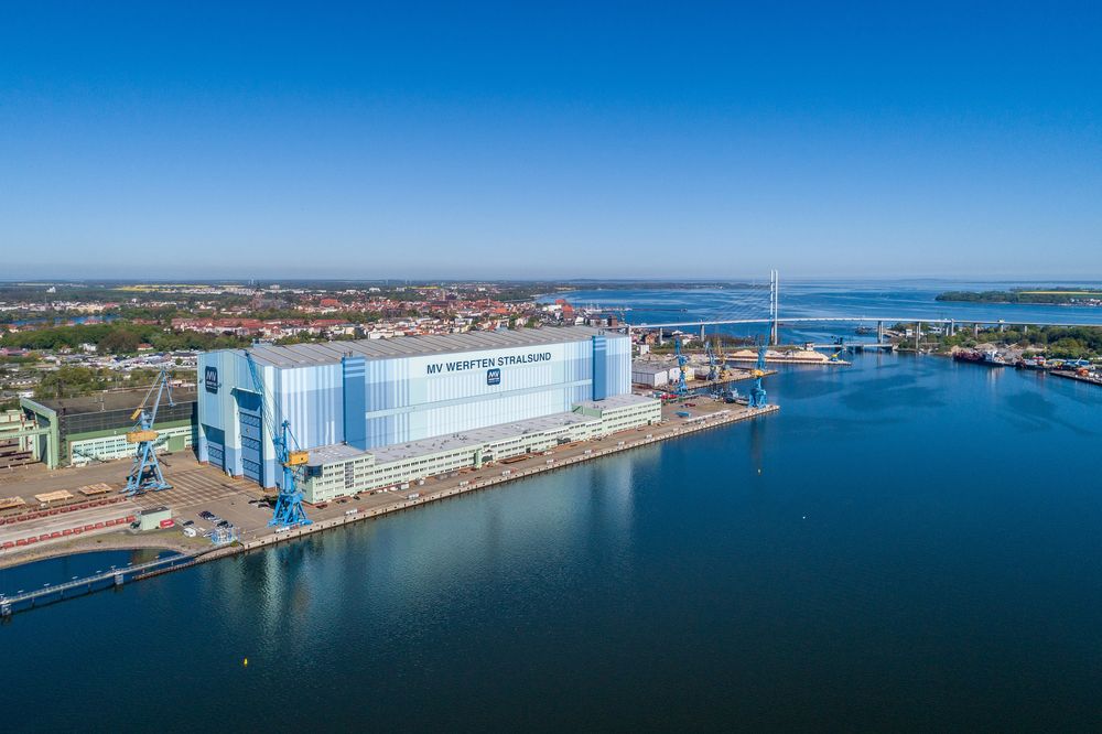 Volkswerft Stralsund. Fosen Yard leier hallen og deler av verftsområdet fra byen etter at MV Werften gikk konkurs i januar 2022. Hallen kan ta skip på opptil 290 meters lengde.