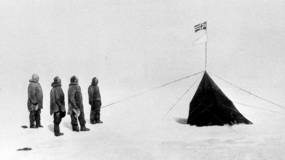 14. desember 1911 ble Roald Amundsen den første til å nå det geografiske sydpolpunktet sammen med sine fire ledsagere Oscar Wisting, Helmer Hanssen, Sverre Hassel og Olav Bjaaland.