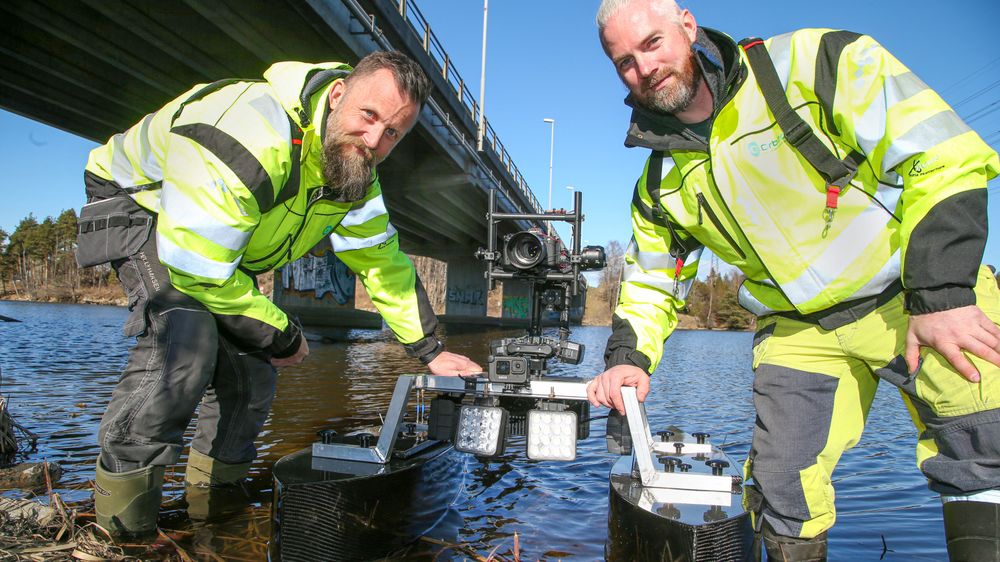 Orbiton-kollegene Tomas Moss (t.v.) og Kim Andre Marthinsen med sin seneste ubemannede nyvinning – en autonom båt med sensorer og kamera som kan sjekke bruer fra undersiden. 