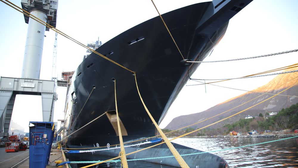 Forskningsskipet REV er 182,9 meter langt, hvorav baugspydet utgjør om lag 7 meter. Bildet er tatt på Vard Brattvaag i november 2019. Fortsatt ligger skipet i Brattvåg.