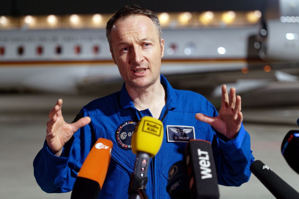 Om nettene kunne de se lysglimt fra Ukraina helt opp til Den internasjonale romstasjonen, forteller  den tyske astronauten Matthias Maurer. Maurer kom tilbake til jorden 7. mai i år.