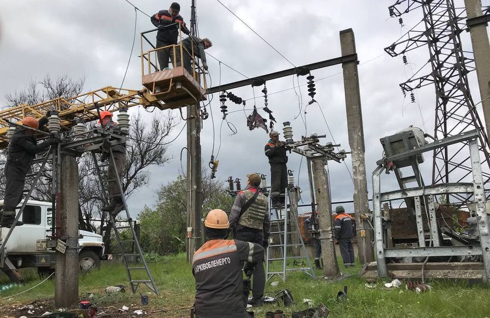 Reparasjonsmannskaper erstattet eksplosjonsskadde ledninger og stolper i landsbyen Vil'khivka like øst for Kharkiv. 