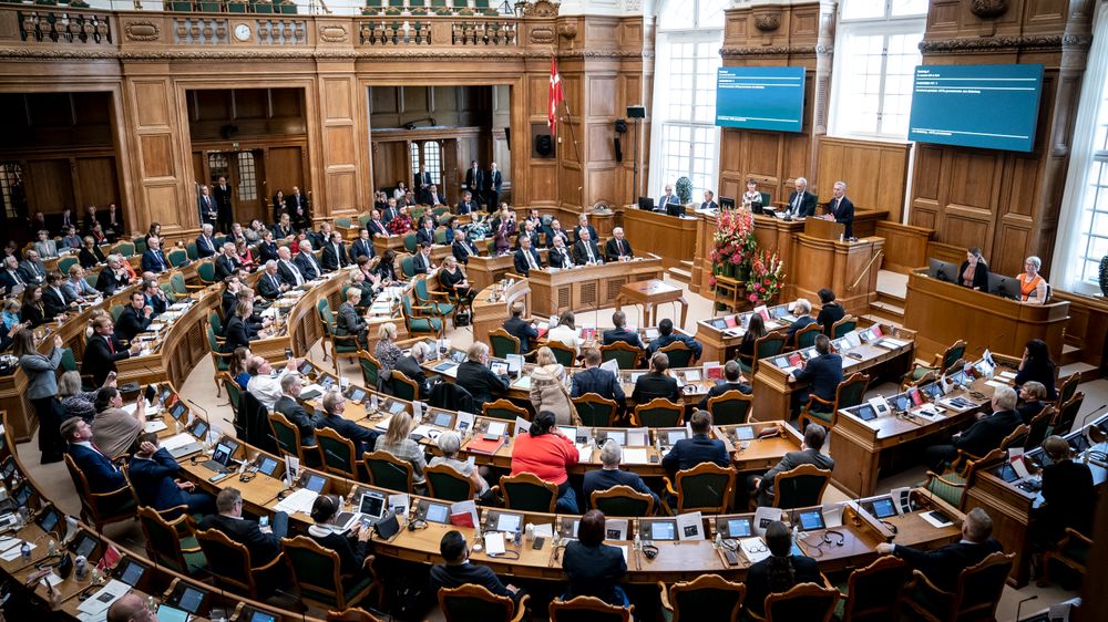 Danske folketingspolitikeres mobiltelefoner skal sjekkes for spionprogrammet Pegasus. Bildet er fra da Jens Stoltenberg holdt tale for Folketinget. 