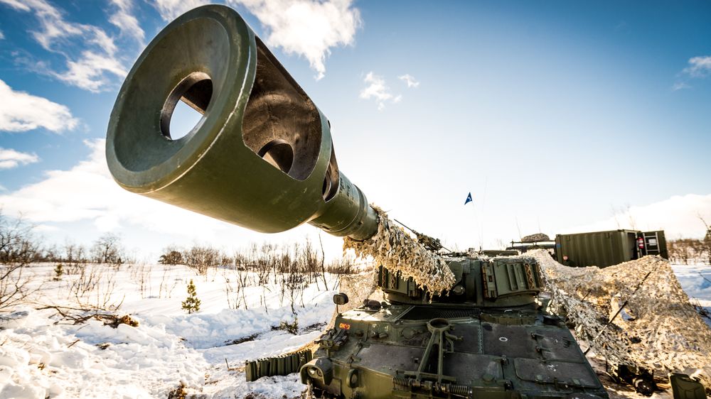 Illustrasjonsfoto: Norge sender trolig artillerivogner av typen M109 til Ukraina. 155 millimeter-kanonene har en rekkevidde på omtrent 30 kilometer og skyter granater som veier 42 til 43 kilo. Mellom 10 og 15 kilo er eksplosiver, og resten er stål som blir til splinter.