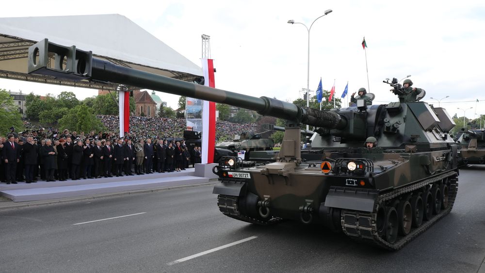 AHS Krab på en militærparade i Warszawa i 2019. Nå skal 72 slike artillerivogner være på vei til Ukraina.
