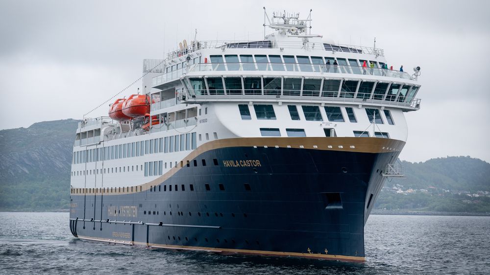 Både Havila Kystruten og Hurtigruten gjennomførte i fkor demonstrasjonsseilas med henholdsvis biogass og bærekraftig biodiesel. Staten må fortsette å bruke tjenesten som motor for innovasjon, verdiskaping og maritime løsninger, skriver innleggsforfatterne.