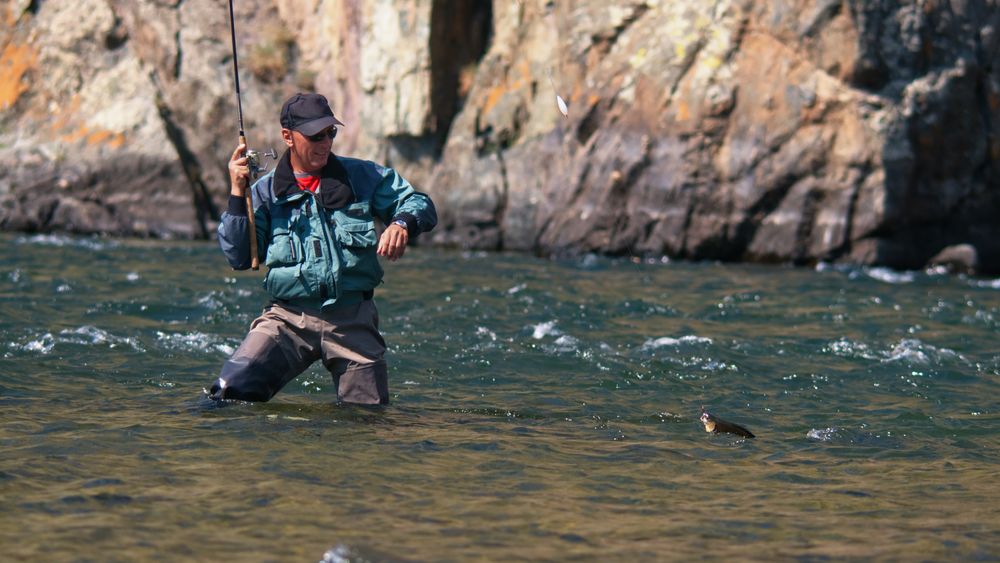 Brå og store endringer i vannstanden i elver er en trussel mot fisken.