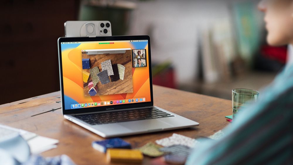 Apple legger til en funksjon i MacOS som lar deg bruke Iphone som webkamera og bruke vidvinkelkameraet som et kamera ovenfra, som vist på dette bildet