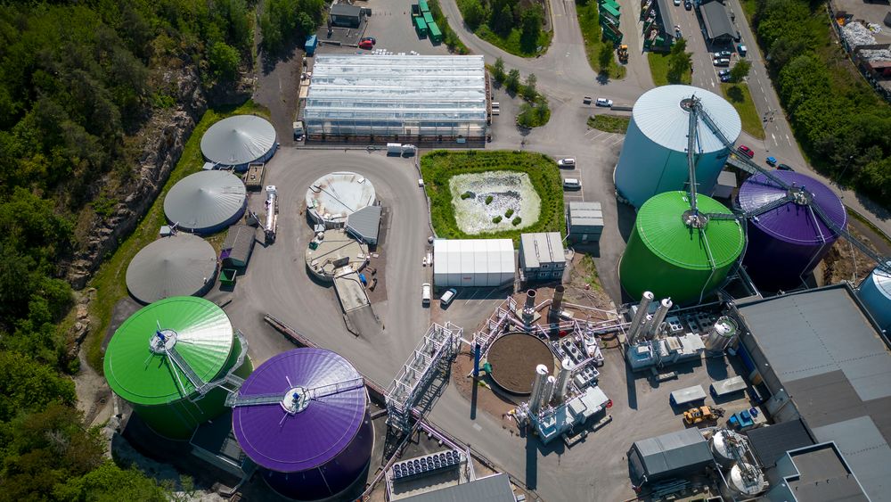  Etter en måneds tid på råtnetankene er forholdet mellom metan og CO2 ca 60/40. Biogassen føres videre til vannskrubbere og adsorbenter som fjerner det meste av CO2, vann og andre biprodukter. Foto: TUM Studio 