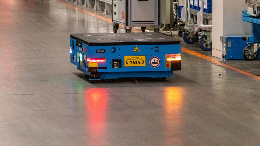 Små roboter frakter deler autonomt rundt i fabrikken.