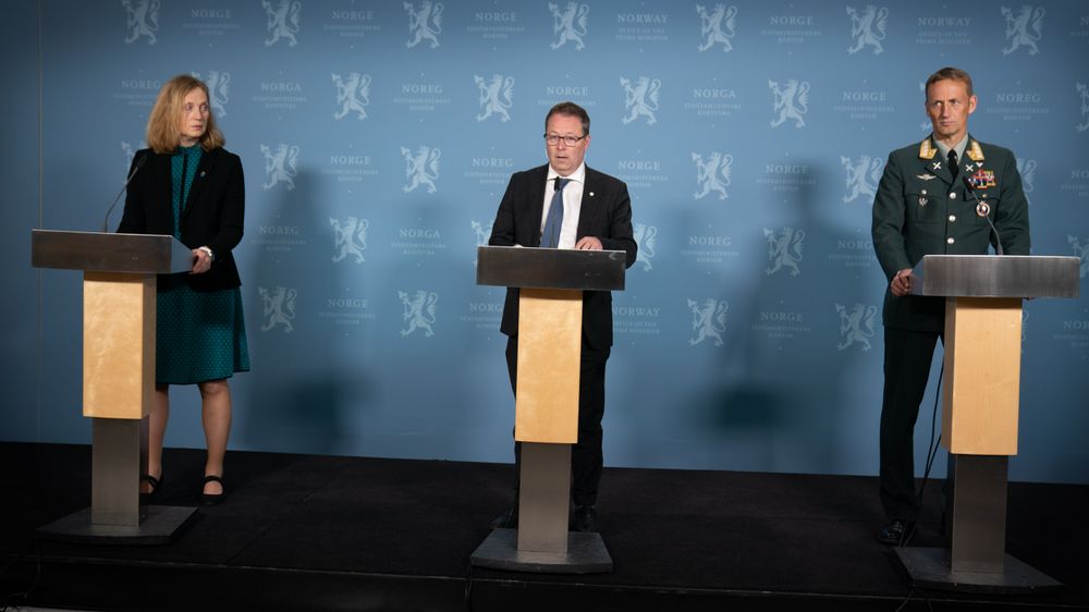 Forsvarsmateriell-direktør Gro Jære, forsvarsminister Bjørn Arild Gram og forsvarssjef Eirik Kristoffersen på pressekonferansen der det ble annonsert at NH90-kontrakten ble hevet.