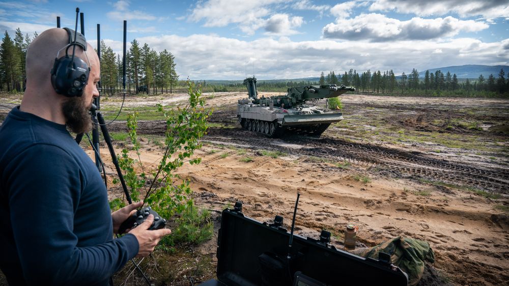Operatør Michael Bartel i KMW demonstrerer fjernstyring av bropanservogna Leguan på Rena.