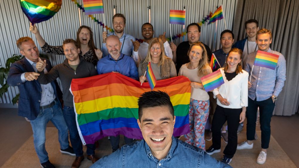 Uy Tran, her flankert av kolleger i Webstep, mener Pride fortsatt er nødvendig. 