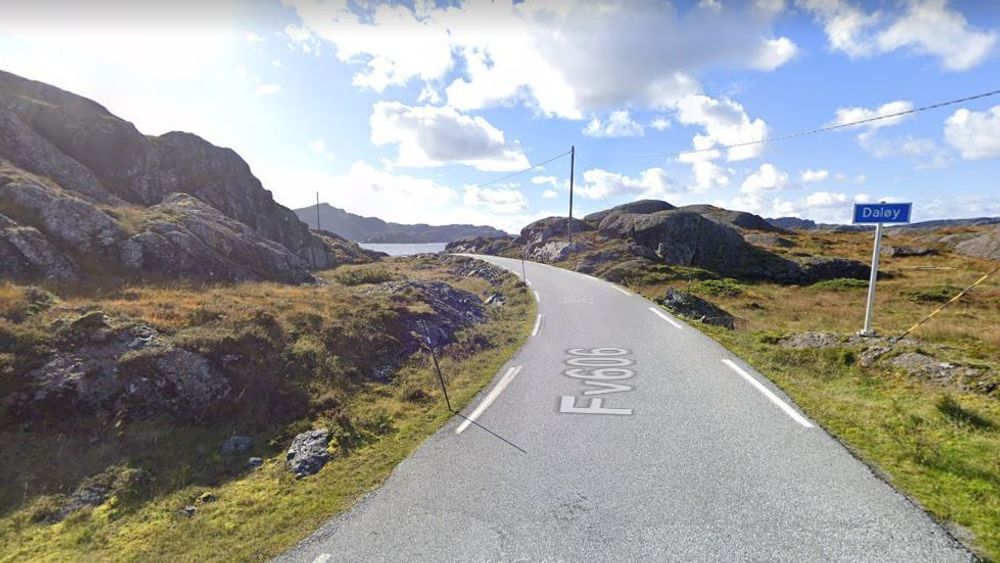 Bilde fra dagens vei rett nordøst for Daløy fergeleie. Den nye veien skal koble seg på dagens vei her et sted.