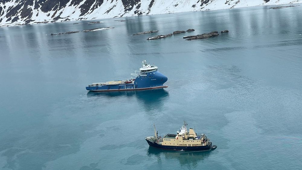 MS Virgo (i forgrunnen) grunnstøtte i Fuglefjorden på Svalbard. Polarsyssel kom rask til stedet med oljevernutstyr. 