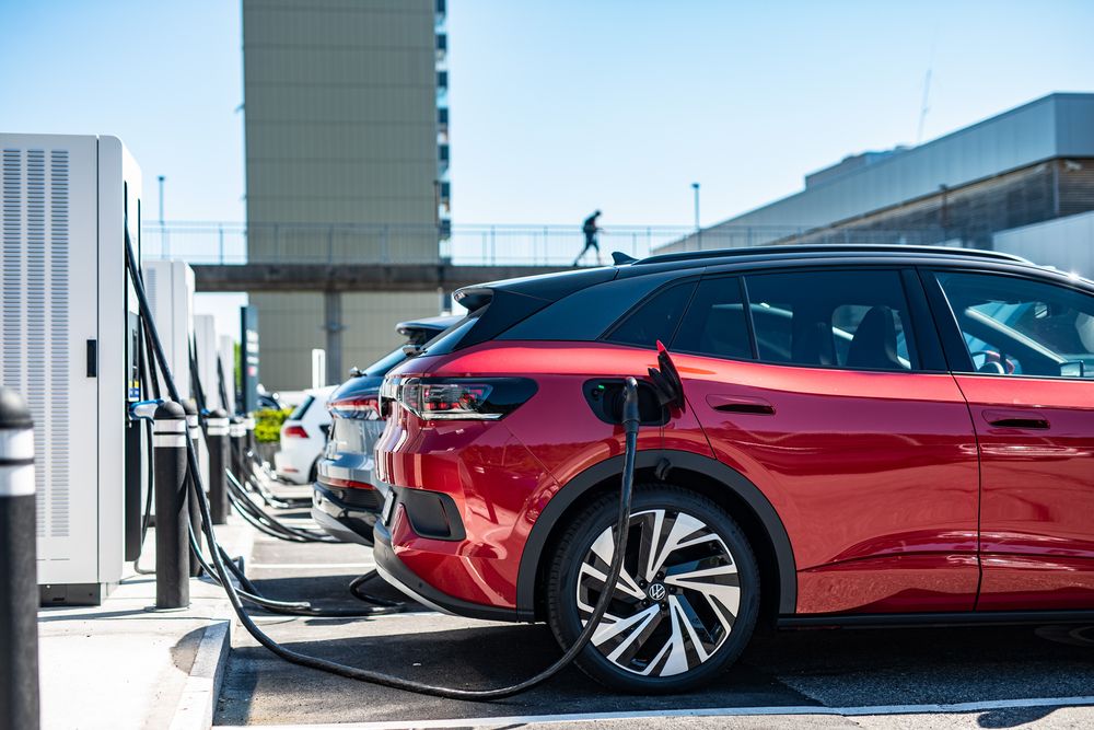 Det selges elbiler som aldri før i Norge. Men salget kan gå ned om det kommer et større avgiftshopp i statsbudsjettet, tror bilbransjen.