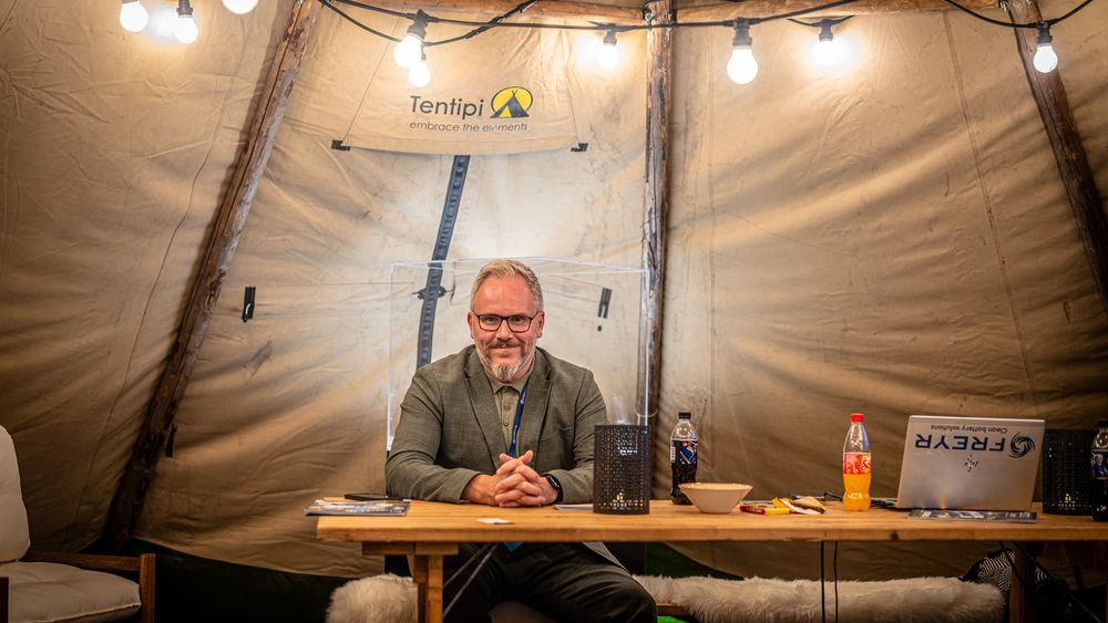 Freyr-direktør Tom Einar Jensen vil produsere batterier med lavt til ingen utslipp av karbondioksid. Her fotografert i et telt Freyr hadde satt opp på sin stand på EVS35-konferansen i Lillestrøm.