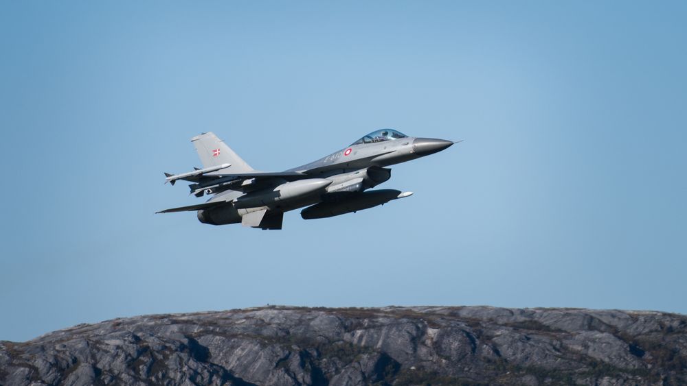 Dansk F-16 under øvelsen FWIT (Fighter Weapons Instructor Training) ved Luftforsvarets base i Bodø.