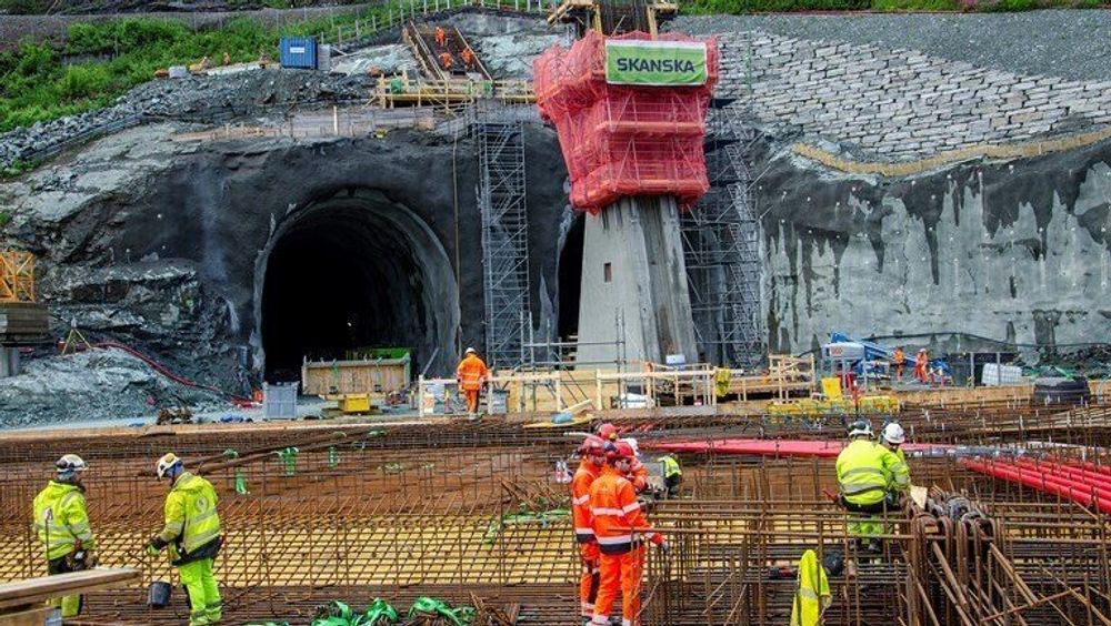 Tonnevis med armeringsstål er montert oppi forma der rundkjøringslokket skal støpes i slutten av juni. De to løpa til Byåstunnelen går inn i bakgrunnen