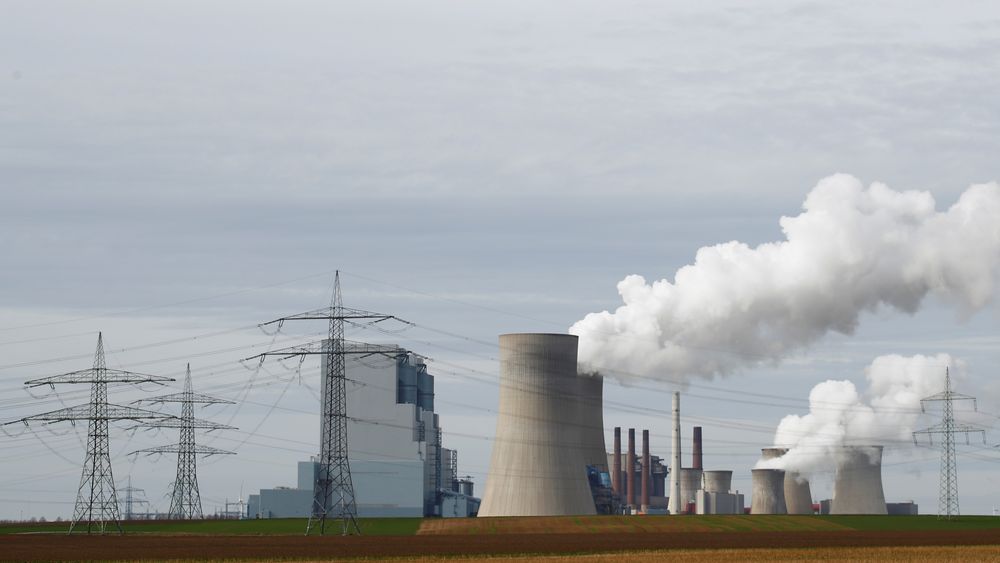 Tyskland åpner for mer kullkraft for å spare gass. Kraftverket Neurath (bildet) er i reserve og kan fyres opp igjen. 