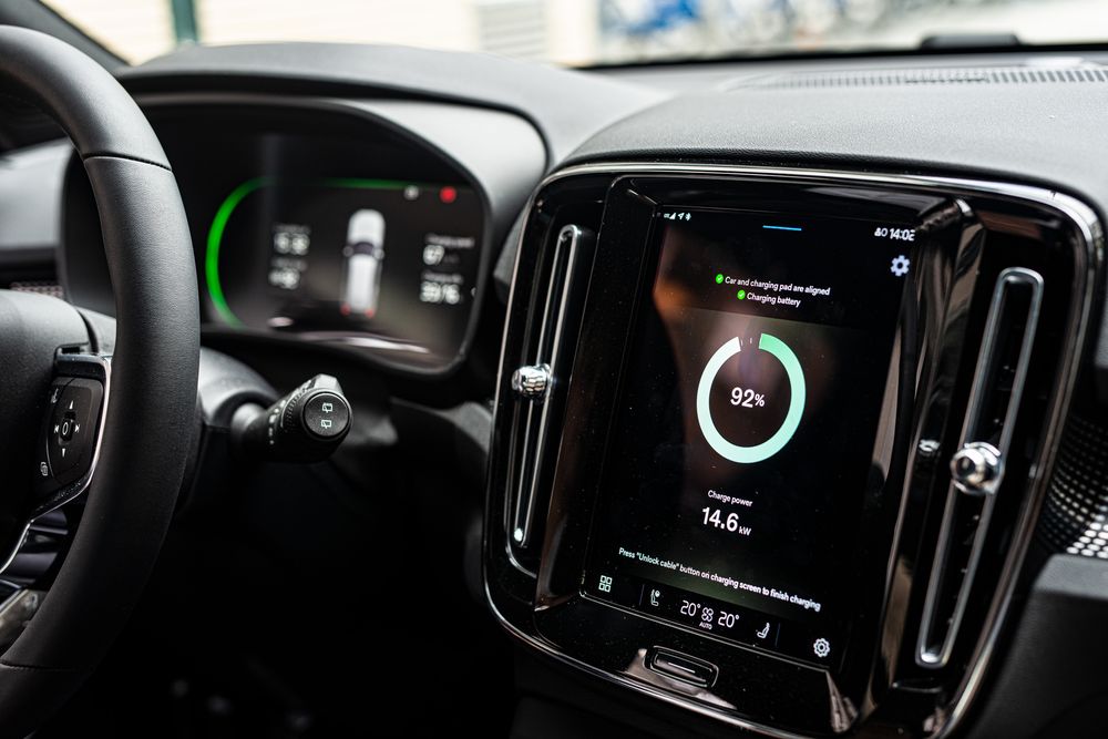 Slik ser det ut i bilen når XC40 lader trådløst. Volvo har utviklet en egen app for den trådløse ladingen.