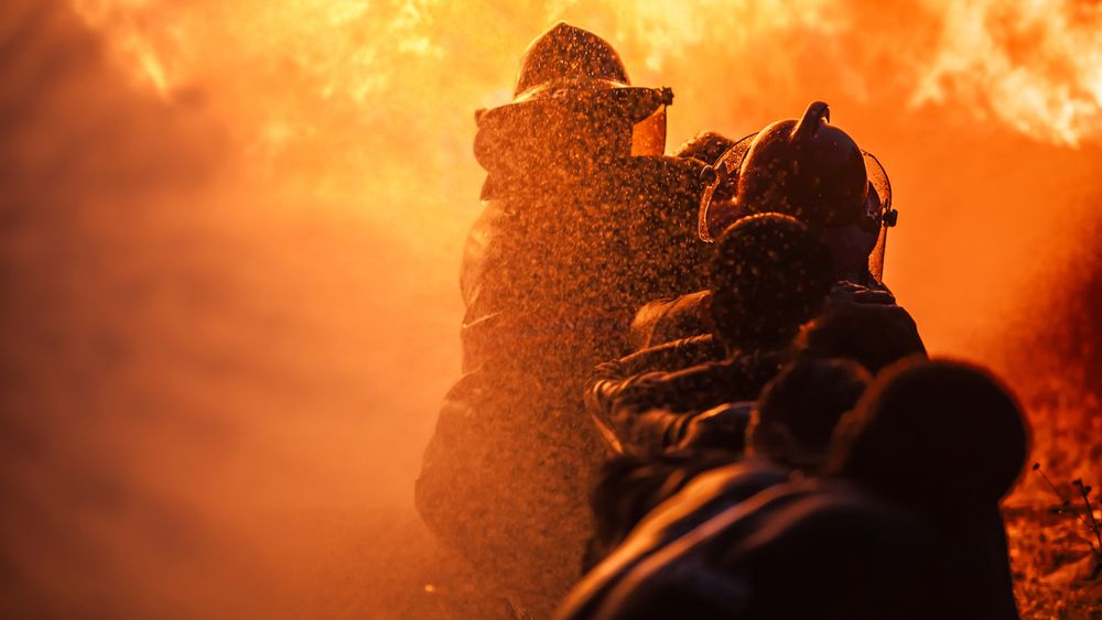 Brannbekjempere trener på slukking, en utfordrende jobb både for menneskene i draktene og teknologien som skal sikre kommunikasjon mellom brannfolkene og kontrollrom. 