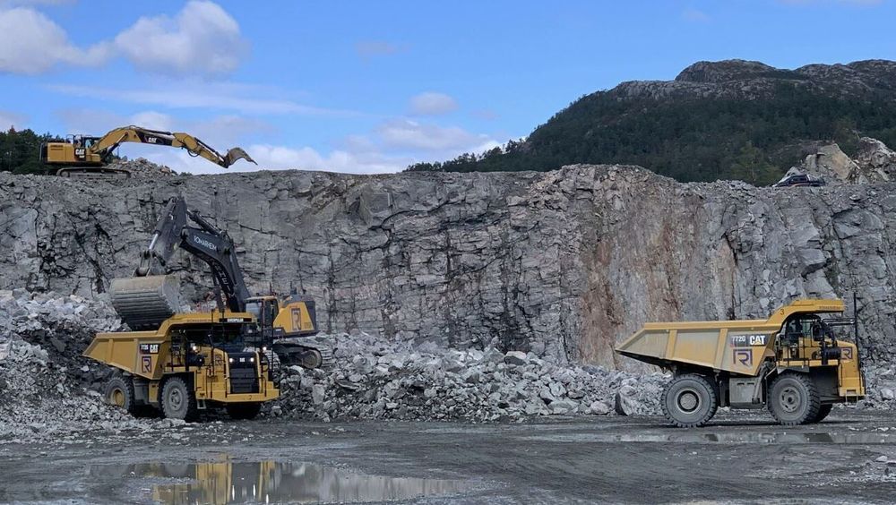 På EIkefet er det kun hullasterne som har sjåfører. De tre dumperne kjører autonomt og styres av sjåfølrene i hjullasterne. 