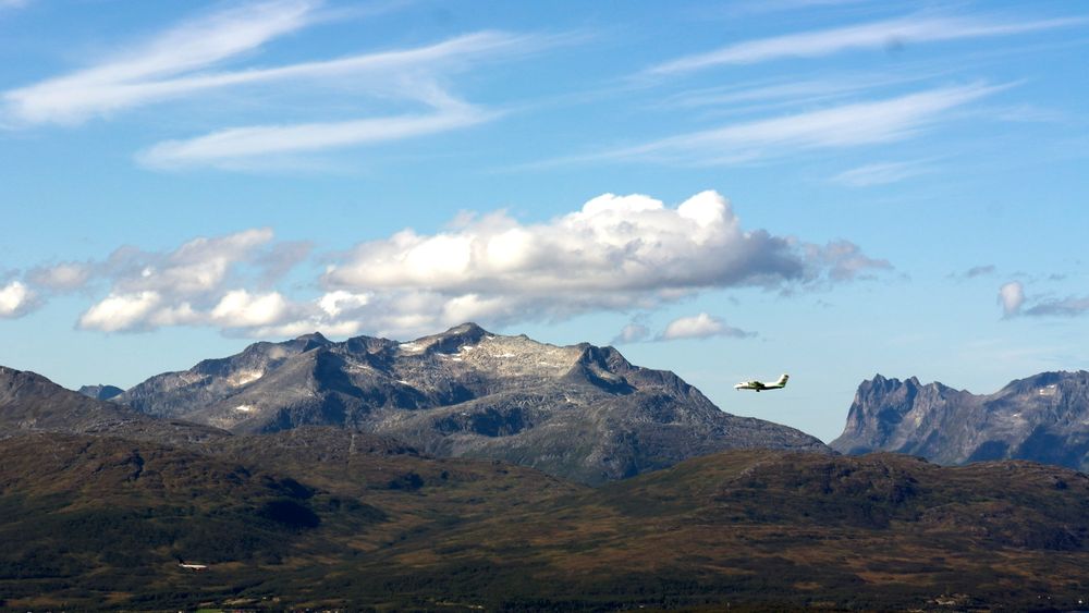 Widerøe-fly på veg sørover fra Tromsø. Håkøya i forgrunnen.