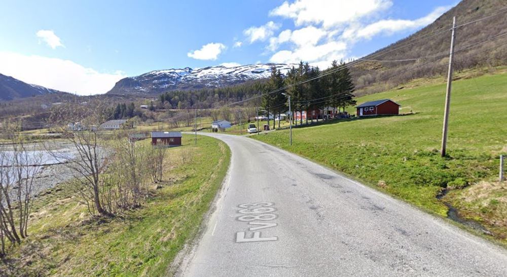 Fylkesveien ved Hessfjord på Ringvassøya.