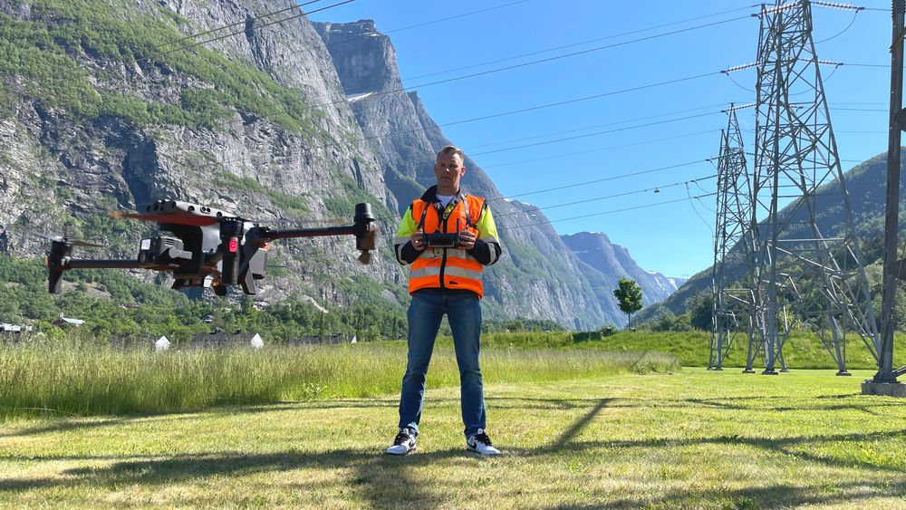 Thomas Negård lærer opp Statnett-kolleger til å bli dronepiloter her på Sunndalsøra. Negård tror at både linjeinspeksjoner og løft av master kan gjøres med droner i fremtiden.