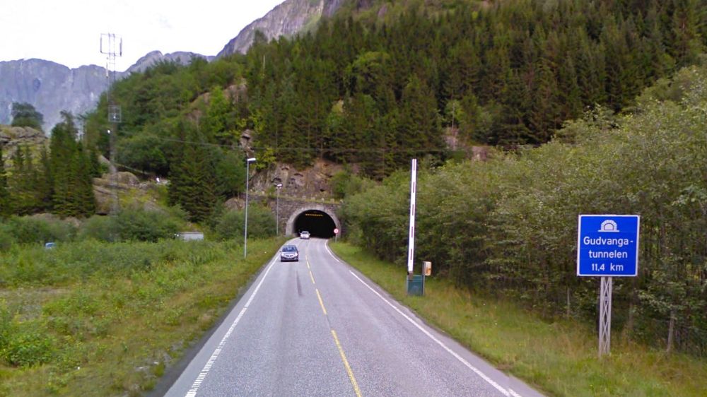 Sateinen har rast ned på E16 i Nærøydalen, og Gudvangatunnelen er stengt.