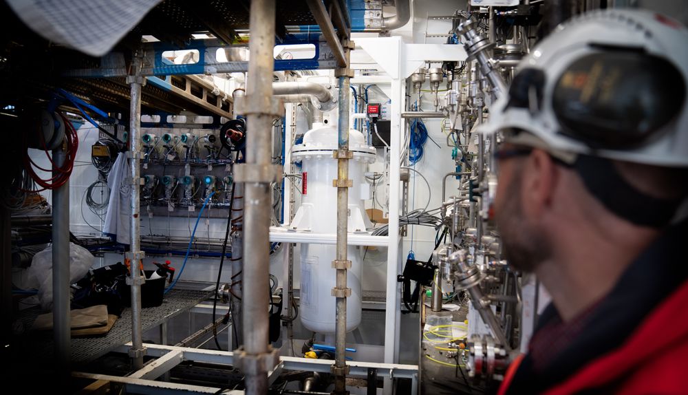 MF Hydra blir verdens første ferge som drives av brenselceller og flytende hydrogen. Skroget er bygget i Tyrkia, mens de teknisk avanserte oppgavene er gjort ved Westcon i Ølen. Her er teknisk direktør Erlend Hovland i Norled om bord og studerer hydrogenanlegget.