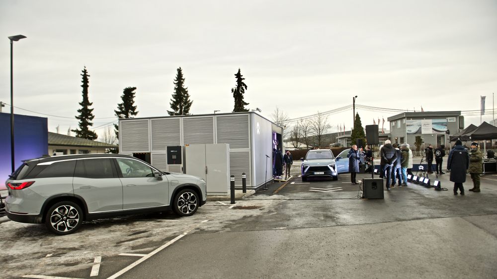 Nio åpner ny batteribyttestasjon. Her fra åpningen av stasjonen i Lier utenfor Drammen.