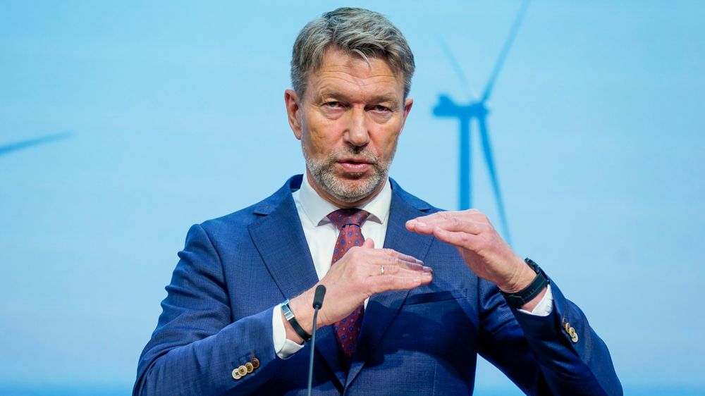 Olje- og energiminister Terje Aasland (Ap) sier nei til å stanse elektrifiseringen av sokkelen.