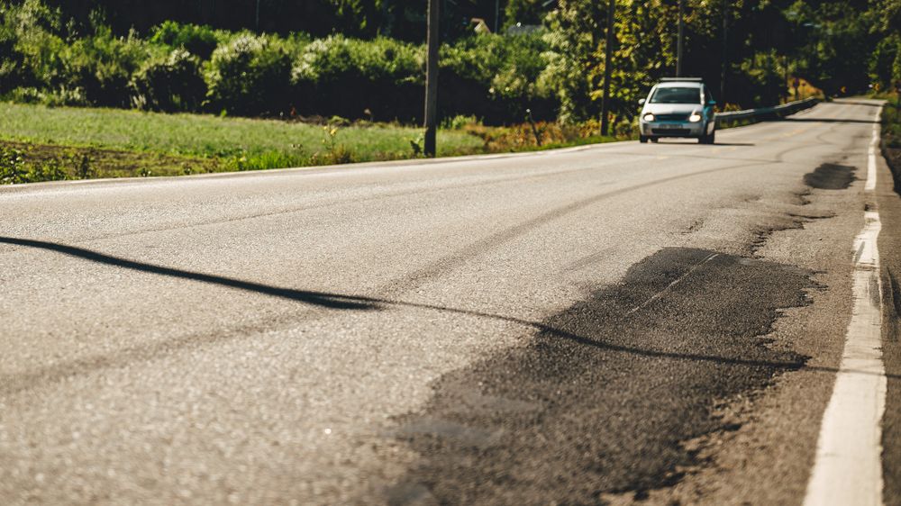 Dårlig vedlikeholdte veier, der veibane og oppmerking smuldrer bort, kan slå ut systemene som skal hjelpe sjåføren i moderne biler (Foto: NAF)