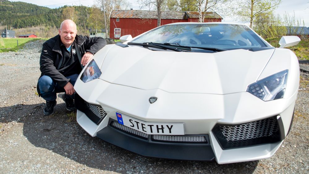Steinar Thyholdt viser stolt fram sin hjemmesnekrede Lamborghini – eller Stethy, som han har kalt den.